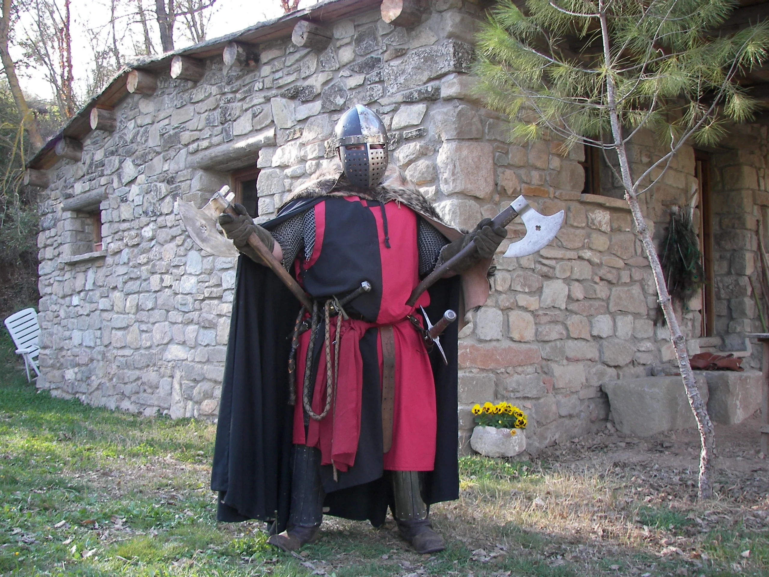 Guerrero medieval con hachas